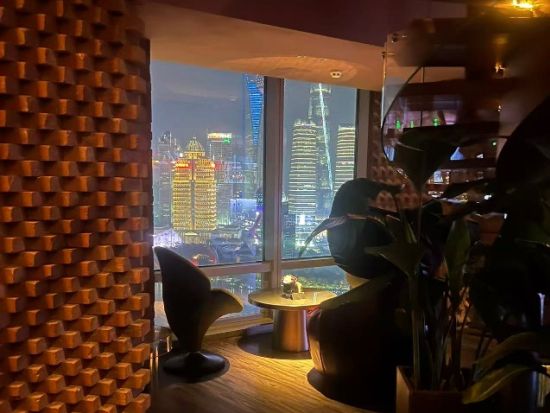 ハイアット・オンザバンド最上階ルーフトップバー VUE（非常時髦酒吧） 事前予約サービス☆黄浦江の絶景ナイトを満喫！＜上海＞