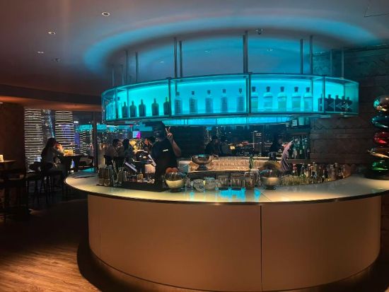 ハイアット・オンザバンド最上階ルーフトップバー VUE（非常時髦酒吧） 事前予約サービス☆黄浦江の絶景ナイトを満喫！＜上海＞