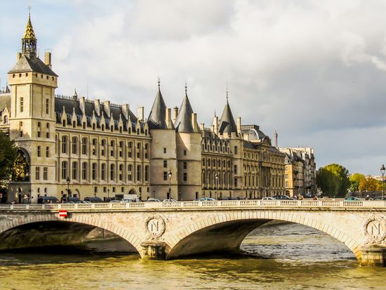 Walks_Paris_Medieval_Paris_0006_hn8ase