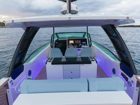 カプリ島クルージングツアー＜4～10月／貸切／英語／ナポリ発＞