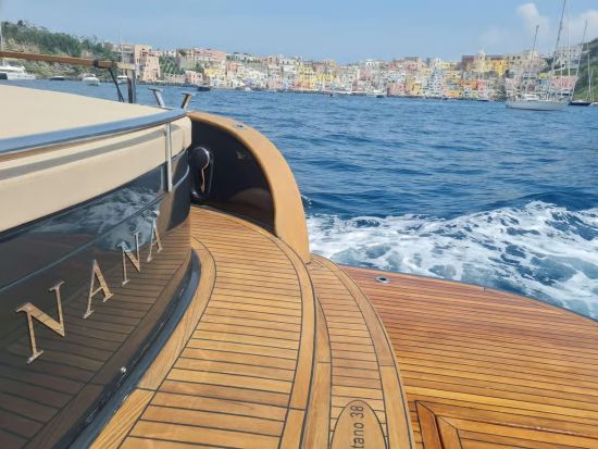 カプリ島クルージングツアー＜4～10月／貸切／英語／ナポリ発＞