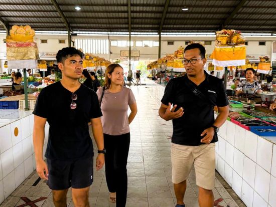 バリ島サヌール地区 サイクリングツアー　生鮮市場＆伝統儀式＆田園風景を巡る ＜英語ガイド＞