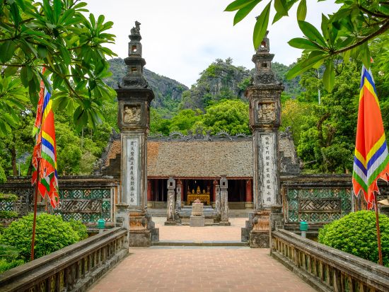 ハノイ発・絶景世界遺産めぐり！ホアルー＆チャンアン終日観光ツアー＜日本語ガイド・昼食付き＞