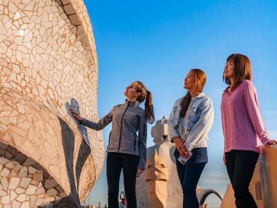 La Pedrera Guided Tour in Japanese Sunrise