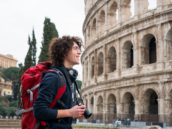 Italy_Rome_Colosseum_Tourist_Shutterstock (2)