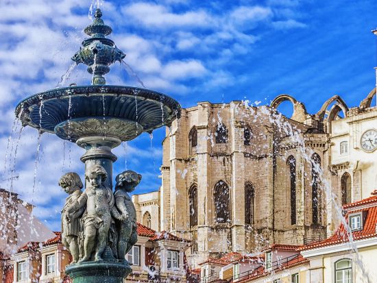 リスボン市内観光ツアー　泥棒市とアルファマ地区など選べるプラン！人気のトラム乗車付き＜午前／4時間／日本語ガイド／リスボン発＞