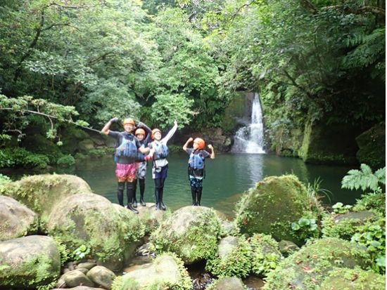 西表島エコ旅♪カヤック＋1bagビーチクリーン体験と滝or海を満喫する1日プラン＜1日／送迎＆昼食付き／西表島＞