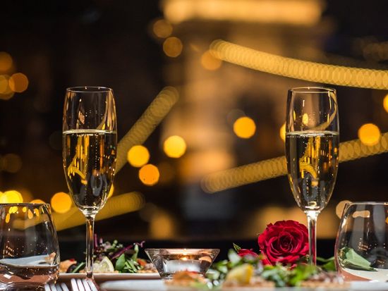 ドナウ川ディナーナイトクルーズ　4コース・シャンパン付き＜日本語／往復送迎付き／ブダペスト発＞