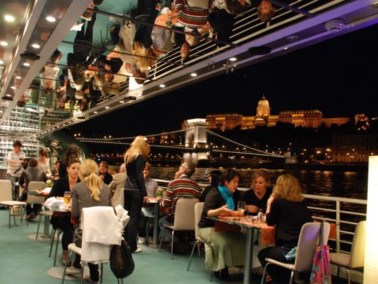 ドナウ川ディナーナイトクルーズ　4コース・シャンパン付き＜日本語／往復送迎付き／ブダペスト発＞