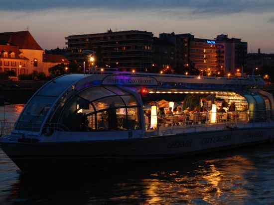 ドナウ川ディナーナイトクルーズ　4コース・シャンパン付き＜日本語／往復送迎付き／ブダペスト発＞