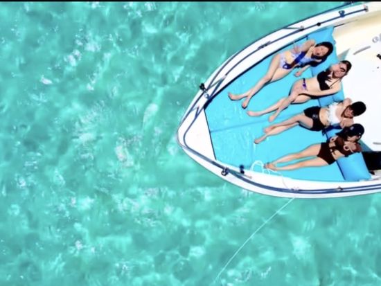 ユニ浜上陸ツアー！移動時間もクルージング気分で満喫【一生に一度は行きたい360度エメラルドグリーンの海に囲まれた絶景スポット】ドローン撮影付！