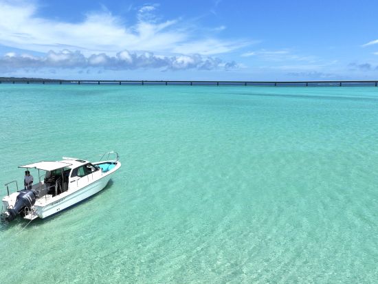 ユニ浜上陸ツアー！移動時間もクルージング気分で満喫【一生に一度は行きたい360度エメラルドグリーンの海に囲まれた絶景スポット】ドローン撮影付！