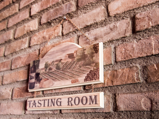 デザイナーズ・アウトレット・ショッピング＆オーガニックワイン体験 ＜ワイン試飲＆軽食付き／英語ガイド＞