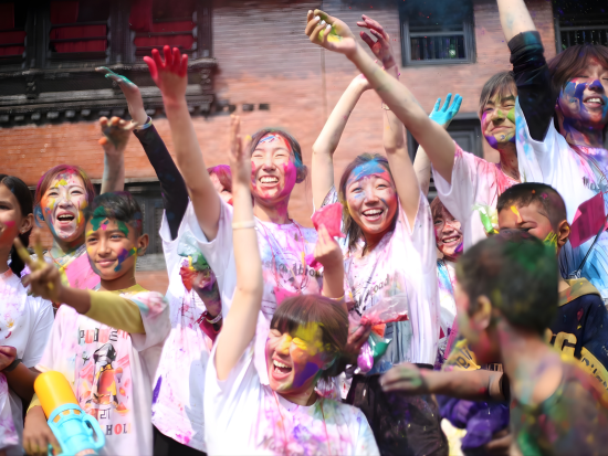 【カトマンズ発】日本語ガイド同行｜世界遺産とホーリー祭を満喫する6時間特別ツアー