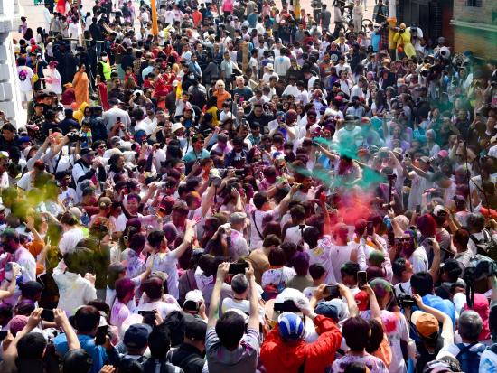 【カトマンズ発】日本語ガイド同行｜世界遺産とホーリー祭を満喫する6時間特別ツアー