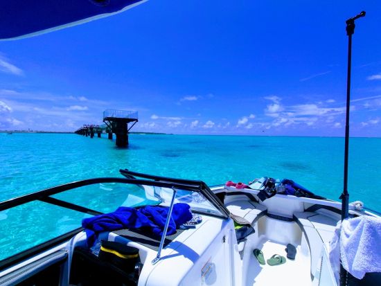 【完全貸切】瀬底島・水納島ボート＆ジェットスキー体験  マリンスポーツ遊び放題付き＜最大9名＞