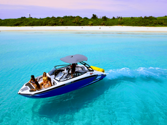 【完全貸切】瀬底島・水納島ボート＆ジェットスキー体験  マリンスポーツ遊び放題付き＜最大9名＞