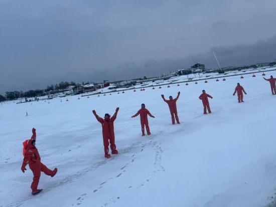 サバイバルスーツを着て浮かぶ！冬のヘルシンキでフロート体験　画像プレゼントあり＜約2時間／英語＞by Redrib