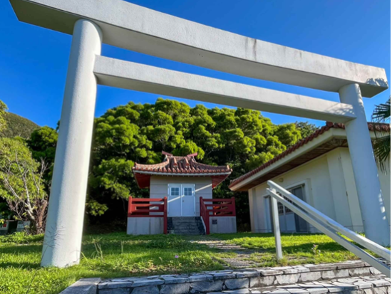伊平屋島トゥクトゥク絶景＆パワースポット巡りツアー　ガイド付きで神話の旅へ＜4時間／映像データ付き／伊平屋＞