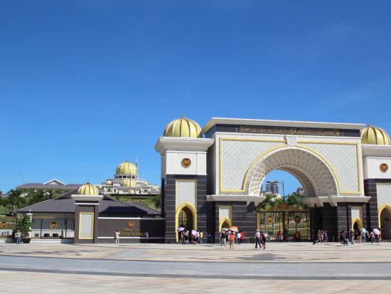 クアラルンプール市内半日観光ツアー  ！王宮＆国立モスク＆スリ・マハ・マリアマン寺院＆関帝廟＆ムルデカスクエア セントラルマーケットで昼食＜午前／日本語ガイド＞