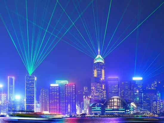 カオルーンホテル「龍逸軒」広東料理ディナー＆香港夜景ツアー　シンフォニーオブライツとオープントップバス夜景巡り付き＜日本語ガイド＞