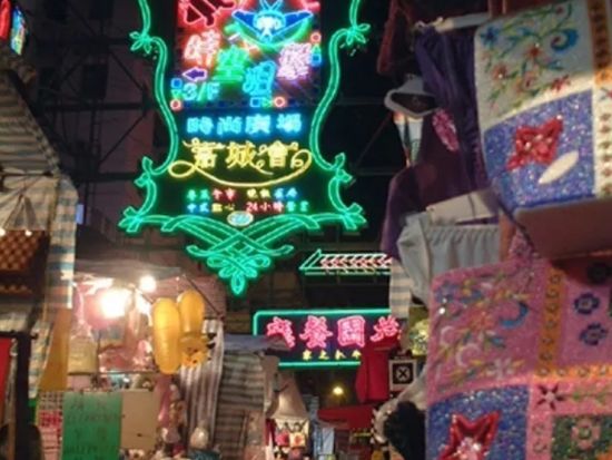 カオルーンホテル「龍逸軒」広東料理ディナー＆香港夜景ツアー　シンフォニーオブライツとオープントップバス夜景巡り付き＜日本語ガイド＞