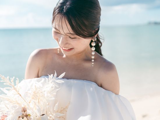 ウェディングフォト 青い海をバックに撮影できるビーチフォトや人気のチャペルフォト！撮影データ付き＜中部／撮影・メイク・衣装込＞by 沖縄ワタベウェディング 