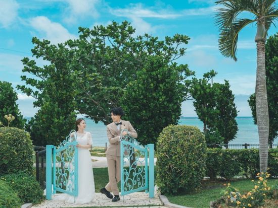 ウェディングフォト 青い海をバックに撮影できるビーチフォトや人気のチャペルフォト！撮影データ付き＜中部／撮影・メイク・衣装込＞by 沖縄ワタベウェディング 