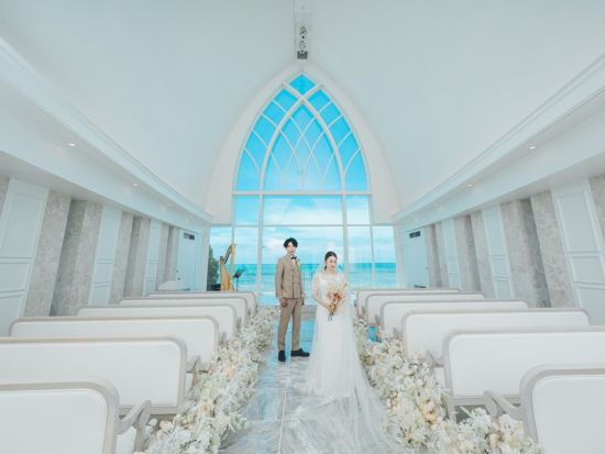 ウェディングフォト 青い海をバックに撮影できるビーチフォトや人気のチャペルフォト！撮影データ付き＜中部／撮影・メイク・衣装込＞by 沖縄ワタベウェディング 