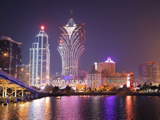 マカオナイトツアー☆オープントップバスで夜景観賞＋世界遺産夜景散策＋ポルトガル料理ディナー付き＜日本語ガイド／マカオ発／ホテルお送り付き＞