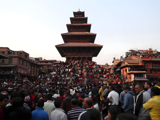 【カトマンズ発】ネパール新年・ビスケットジャトラ完全攻略｜日本語ガイドと特等席から望む「神々の山車祭り」1日観光