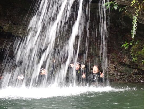 【1組貸切】フンガーの滝 リバートレッキング 初心者・ファミリー向けエントリーコース＜2時間／写真＆動画無料／装備レンタル可／名護市＞