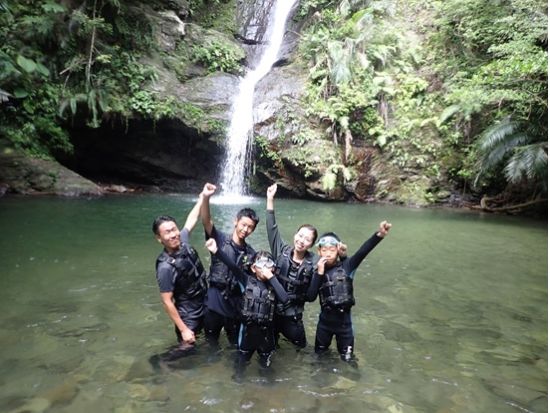 【1組貸切】フンガーの滝 リバートレッキング 初心者・ファミリー向けエントリーコース＜2時間／写真＆動画無料／装備レンタル可／名護市＞