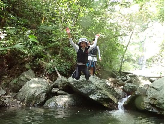 【1組貸切】フンガーの滝 リバートレッキング 初心者・ファミリー向けエントリーコース＜2時間／写真＆動画無料／装備レンタル可／名護市＞