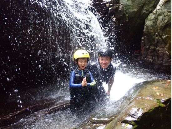 【1組貸切】秘密の滝 シャワークライミング 中級者向けアドベンチャーコース＜3時間／写真＆動画無料／装備レンタル可／名護市＞