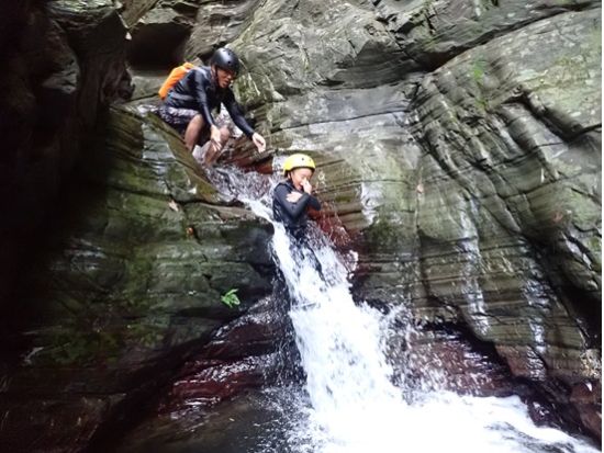 【1組貸切】秘密の滝 シャワークライミング 中級者向けアドベンチャーコース＜3時間／写真＆動画無料／装備レンタル可／名護市＞