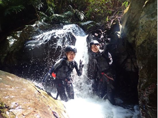 【1組貸切】秘密の滝 シャワークライミング 中級者向けアドベンチャーコース＜3時間／写真＆動画無料／装備レンタル可／名護市＞