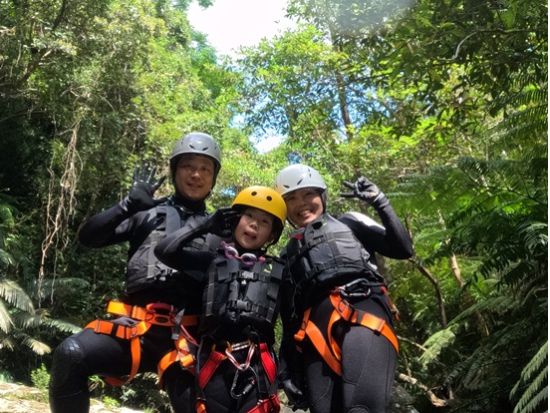 【1組貸切】秘密の滝 シャワークライミング 中級者向けアドベンチャーコース＜3時間／写真＆動画無料／装備レンタル可／名護市＞