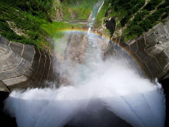 【毎日催行】黒部ダム日帰り観光ツアー 自由時間は最大3時間！日本一の高さで有名な黒部ダムで期間限定の観光放水も見学可能＜4月下旬～11月／長野 安曇野市発着＞