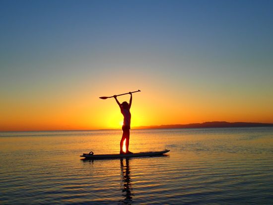 サンセットSUP体験 石垣島の水平線に沈む夕日を眺める＜写真データ無料／石垣島／2時間＞