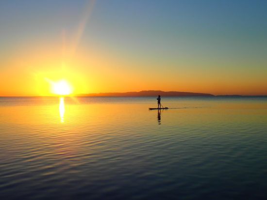 サンセットSUP体験 石垣島の水平線に沈む夕日を眺める＜写真データ無料／石垣島／2時間＞