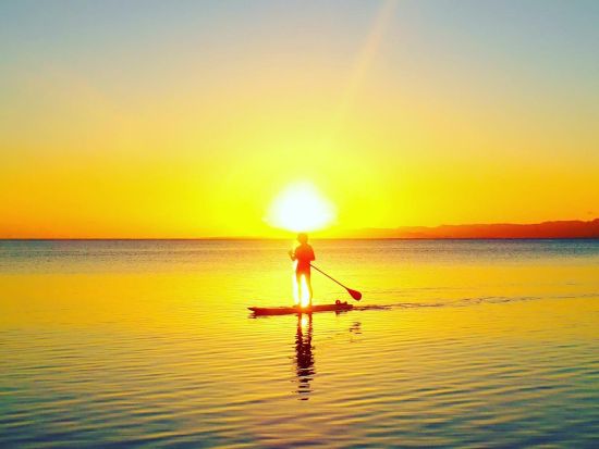 サンセットSUP体験 石垣島の水平線に沈む夕日を眺める＜写真データ無料／石垣島／2時間＞