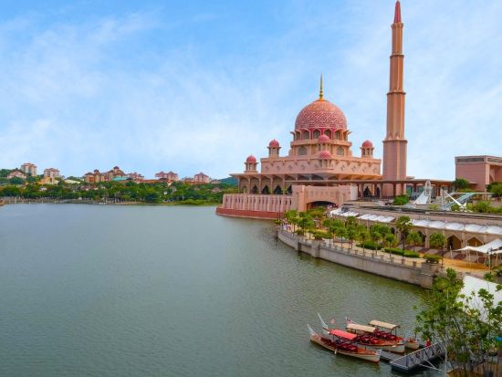 クアラルンプール郊外半日観光ツアー　バトゥ洞窟＆ピンクモスク＆モロッコパビリオン　プトラジャヤ湖クルーズ付き＜午前発／日本語ガイド／セントラルマーケット解散＞