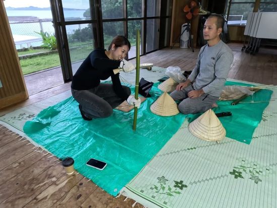 伊平屋島の伝統を未来へ　実用性100％クバ笠づくり体験＜3時間／中学生以上／毎日開催／伊平屋＞