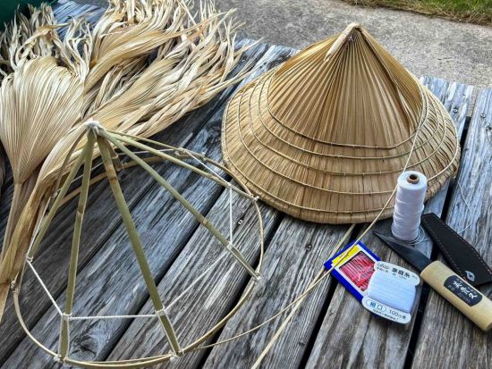 伊平屋島の伝統を未来へ　実用性100％クバ笠づくり体験＜3時間／中学生以上／毎日開催／伊平屋＞