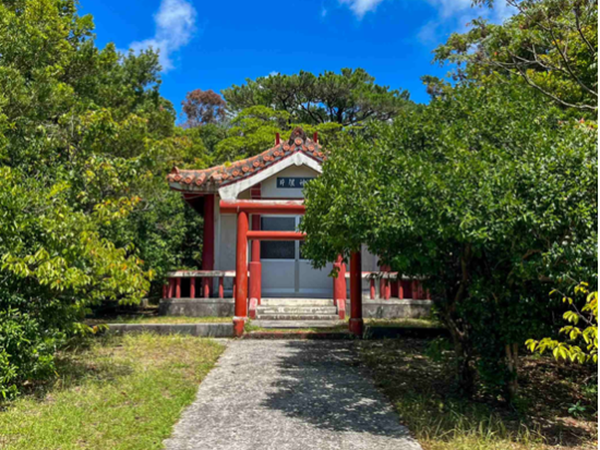 伊平屋島南部を駆け抜ける！電動アシスト自転車で巡る史跡と絶景ツアー＜4時間／映像データ付き／伊平屋＞