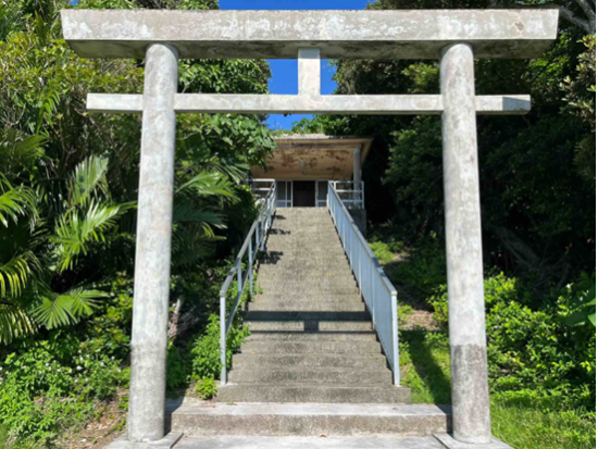 伊平屋島南部を駆け抜ける！電動アシスト自転車で巡る史跡と絶景ツアー＜4時間／映像データ付き／伊平屋＞