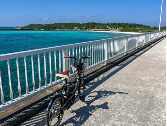 伊平屋島南部を駆け抜ける！電動アシスト自転車で巡る史跡と絶景ツアー＜4時間／映像データ付き／伊平屋＞