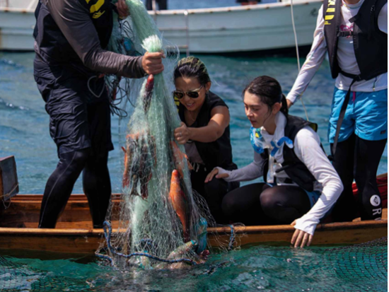 伊平屋島の海で伝統漁体験！サバニで行く追込み漁と魚料理＜4時間／中学生以上／夏季限定／伊平屋＞