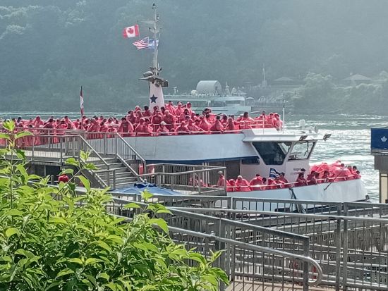 ナイアガラ半日観光ツアー　ナイアガラシティクルーズ付き＜混載／日本語ガイド／トロント発着＞